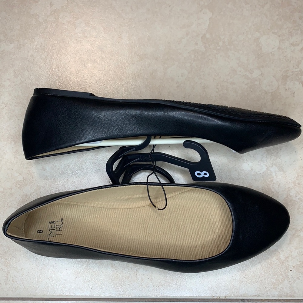 Brand new black flats. Size 8. Brand new with tags